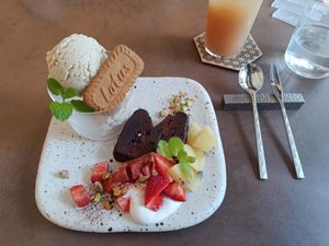 Chocolate cake with roasted macha ice cream at Cafe Gallery Sun 燦 in Kyoto