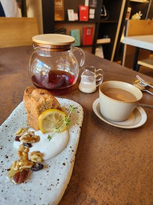 Carrot cake & ginger tea at Cafe Gallery Sun 燦 in Kyoto