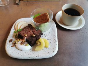 Yummy chocolate cake and green tea ice cream at Cafe Gallery Sun 燦 in Kyoto