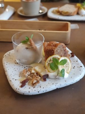 Carrot cake with rum and raisin ice cream #Veganuary at Cafe Gallery Sun 燦 in Kyoto