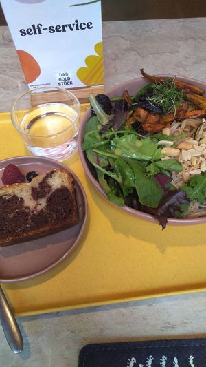 vegan mix and match veggies and vegan marmor cake at Café "das Goldstück" in Vienna