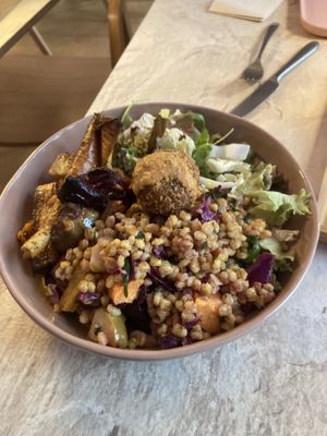 Vegan bowl with salads, seasonal veggies and arancini  at Café "das Goldstück" in Vienna