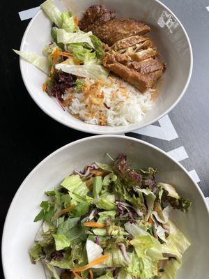 Vegane Ente mit Chilisoße und gebratene Nudeln mit Tofu.  at Vui Ve in Berlin