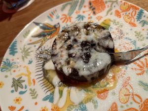 TARTAS DE CHOCOLATE 🍫 (Warmes Schokoladen-Törtchen | flüssiger Lavakern | Puderzucker | Kakao | Kokosjoghurt | Maracujasauce)  at Enchilada in Freiburg