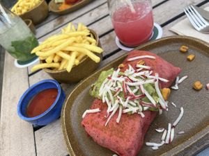 BURRITO NEW-MEAT 🌯
Redefine New-Meat | Red Tortilla | Grillgemüse | Black Beans | Mexikanischer Reis & Quinoa | Jalapeños | Guacamole / Side: Fries 🍟   at Enchilada in Freiburg