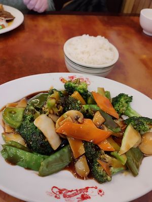 Vegan vegetable stir fry in garlic sauce with steamed white rice at Super Buffet in Elkins