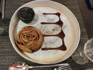 Apple with cinnamon and black vanilla ice cream at Essencia in Porto