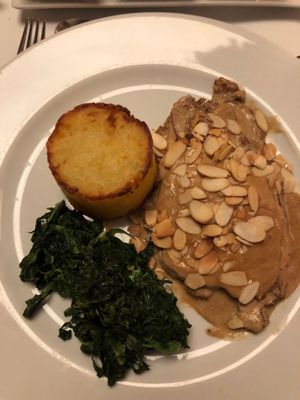 Bife de seitan com molho de vinho da Madeira.  at Essencia in Porto