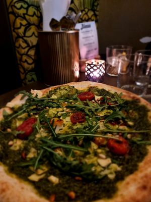 Verdissomo tuunattuna vegaanisella "juustolla"... Vihreä kastike, puolikuivattu tomaatti, artisokka, pinjansiemen, rucola at BLOCCO in Kuopio