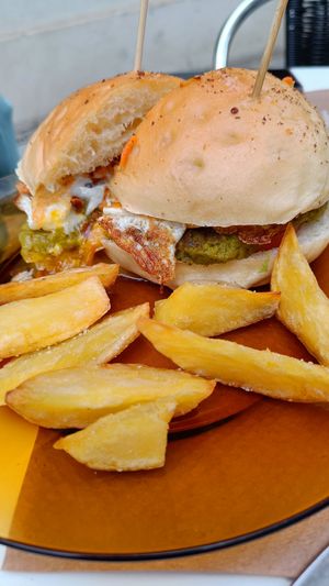 hamburguesa de guisantes con huevo y cebolla crujiente (se puede quitar el huevo) at Munda in Cordoba