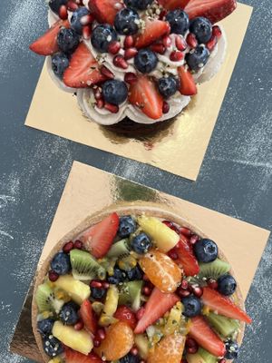 Nom Nom Cake (top) and Tutti Frutti Pie (bottom)   at Nom Nom Craft Bakery in Mallorca