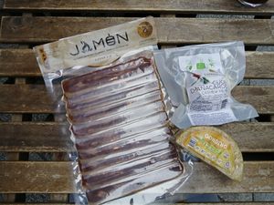 Vegan ham and cheese 🧀 🥓 at Viva la Vida - Veganamente in Bilbao