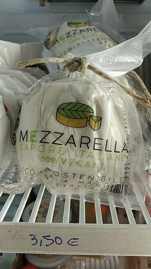 Imitación de mozzarella at Viva la Vida - Veganamente in Bilbao