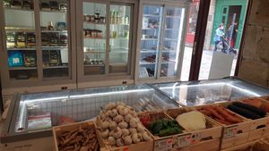 Organic veg and specialty bulk section at Viva la Vida - Veganamente in Bilbao
