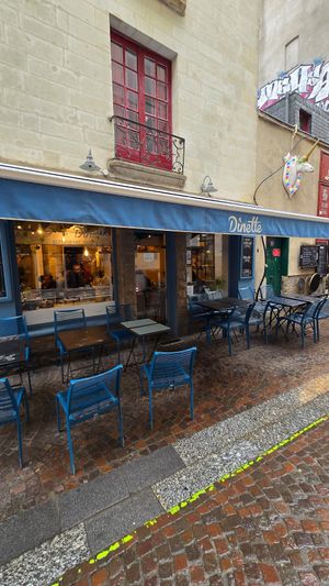 Front and outdoor seating at Dînette in Nantes