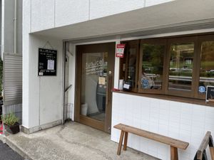 store front. it says on the door they're limiting the number of customers in the shop at the same time to no more than 2.   at fun.ice! - ファン アイス in Tokyo
