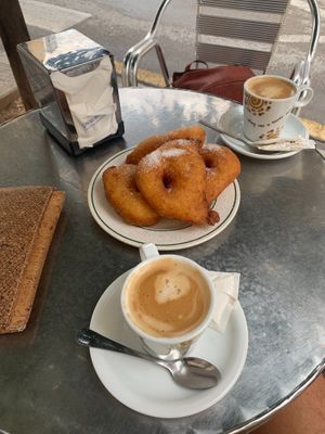 Buñuelos y cafe con leche de soya at Buñoleria Churreria El Contraste in Valencia