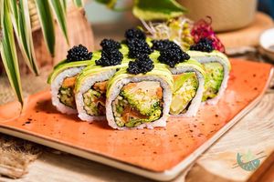 Green vege - blanszowany brokuł, masło orzechowe, ogórek, kanpyo, na wierzchu awokado i wege kawior tosago  at Ryba do ryżu in Lodz