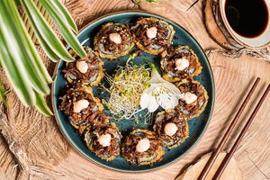 Fungi sandwich - w środku awokado, ogórek, oshinko, kanpyo - całość zapieczona w panko, na każdym kawałku szarpany boczniak w sosie hoisin i truflowe wegan majo at Ryba do ryżu in Lodz