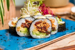 Tomato futo - suszony pomidor w tempurze, awokado, ogórek, kanpyo, bazyliowe wegan majo at Ryba do ryżu in Lodz