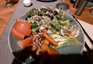 Salat mit Tempeh at Manipura in Tenerife