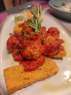 Albóndigas con salsa de tomate y polenta at Manipura in Tenerife