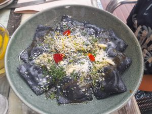 Ravioli al carbone vegetale con ripieno di zucca at Manipura in Tenerife