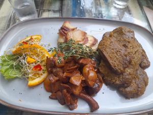 Brasato di seitan con funghi e patate at Manipura in Tenerife