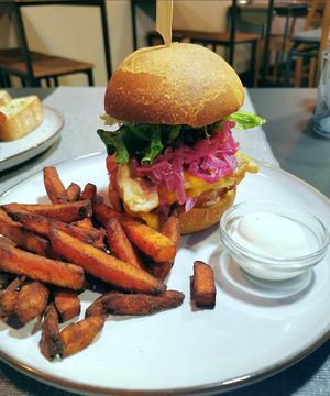 Hamburguesa no pollo kimchi at Manipura in Tenerife