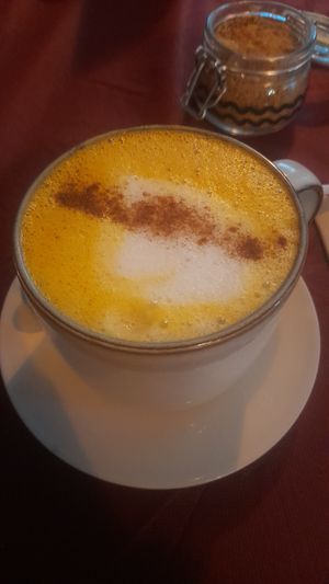 Latte de cúrcuma at Manipura in Tenerife