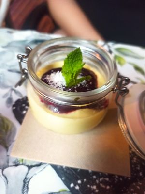 Pannacotta azafran y coulis frutos rojos at Manipura in Tenerife