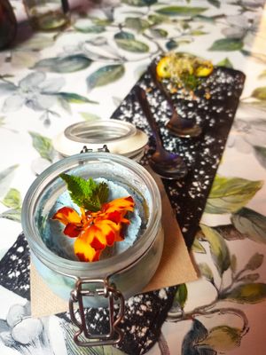 Tiramiblu con chocolate blanco y bizcocho con jugo de mandarina at Manipura in Tenerife