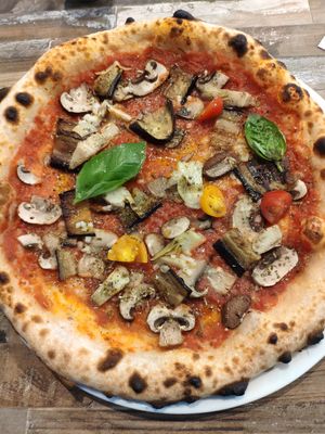 Vegetable pizza at Pizza e Basta in La Rochelle