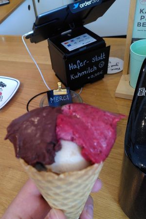 Leckeres Eis (hier bereits teilweise gegessen) 😋 at ok kool in Heidelberg