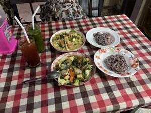 Thai chai wit lemon, mint with lemon shake, panang and stir fry vegetables with herbs    at On's Thai Isaan in Kanchanaburi