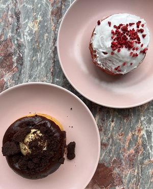 Zupfkuchen und Red velvet   at Brammibal's Donuts - Jungfernstieg in Hamburg