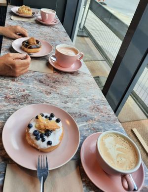 Irgendwas mit Blueberrys, irgendwas mit Schokolade und irgendwas mit Apfel :3 at Brammibal's Donuts - Jungfernstieg in Hamburg