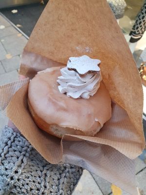 Cinnamon donut at Brammibal's Donuts - Jungfernstieg in Hamburg