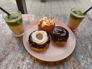 Maxi Queen, Boston cream und Himbeere mit Kokos- und Erdbeer Matcha at Brammibal's Donuts - Jungfernstieg in Hamburg