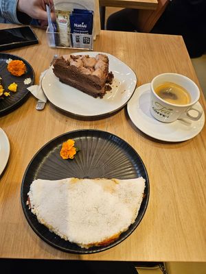 Muitas opções veganas, tudo sinalizado... Achei a comida bem mediana mas salva muito pq na região não tem muitas opções. at Tea Coffee Cafeteria in Petropolis