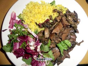 Seitan with mushrooms and spinach, rice and salad (9,50 €) at Il Vegetariano in Florence