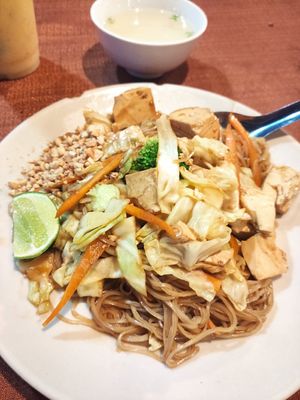Pad Thai con tofu at Six Friends Restaurant in Thakhek