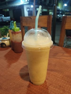 Zumo mix de frutas at Six Friends Restaurant in Thakhek