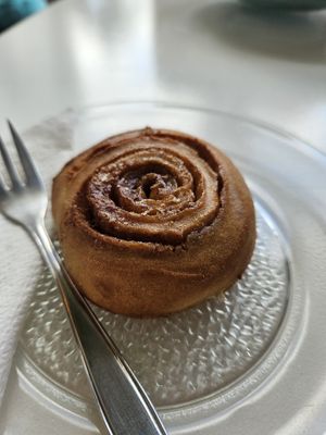 Cinnamon bun at Grumpy Mamas in Monchique