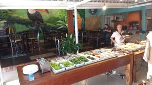 Buffet vegetariano mas  majoritariamente vegano. Opções veganas claramente indicadas nas plaquinhas at Brits Gastronomia Vegetariana in Atibaia