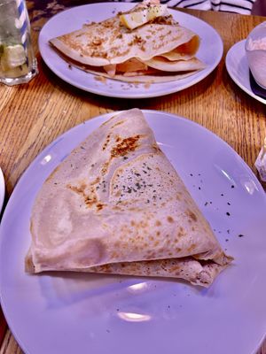 Vorne: vegane Crêpes mit Humus und Ofengemüse (Fotoqualität aufgrund schlechter Belichtung komisch )  at grepery in Winterthur