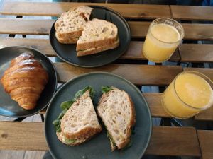 Vegan belegte Sandwiches, das Croissant war laut meiner Freundin auch super lecker, aber leider nicht vegan. Es gäbe noch vegane Cookies, die sehen auch gut aus.   at Coqueta Padaria Artesanal in Viana Do Castelo