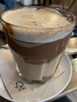 Latte Macchiato mit Hafermilch und veganem „Nutella“ 🤩   at Coqueta Padaria Artesanal in Viana Do Castelo