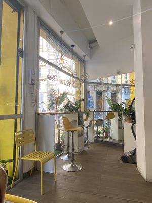 Local por dentro, hay más mesas fuera  at Ken Bubble in Marseille