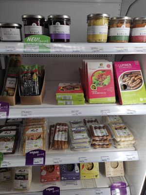 Tempeh, Tofuwürtschen, Lupinenprodukte und Kimchi im Kühlregal at Suzi's Bio Insel in Spaichingen